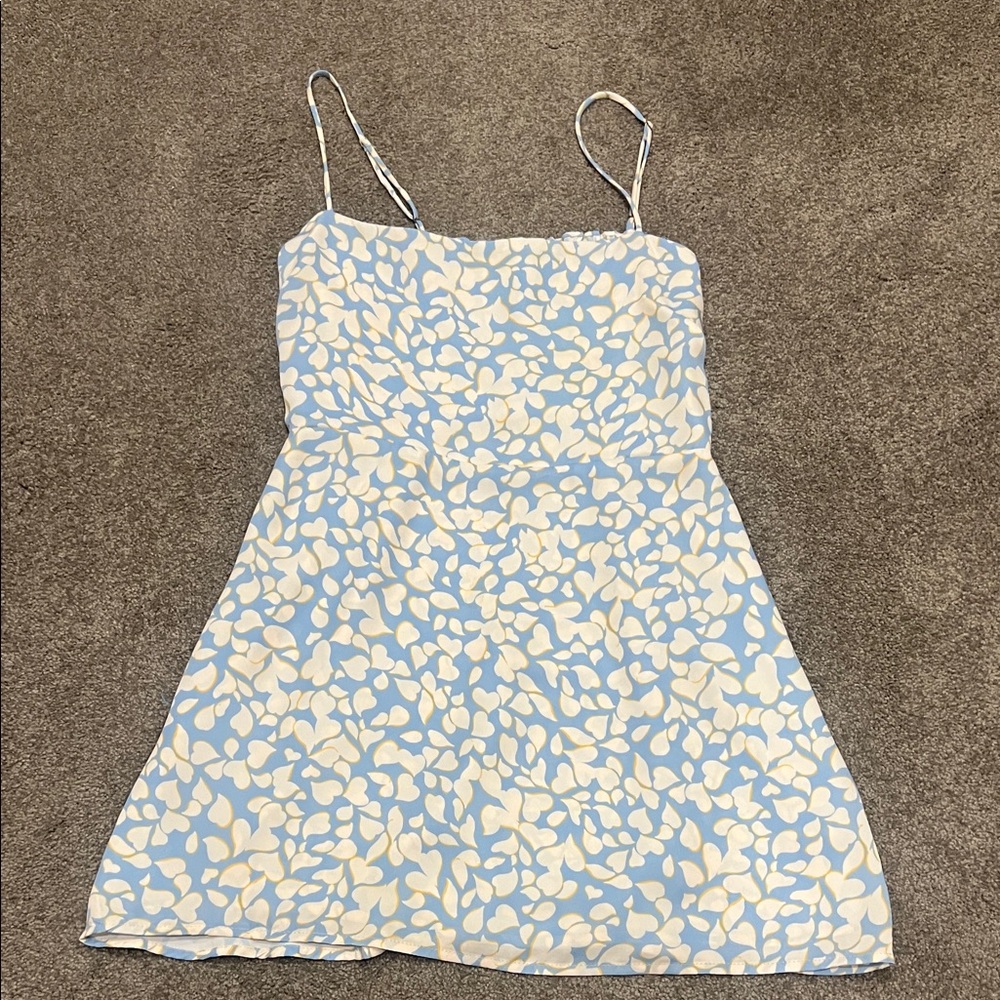 RESA medium dress, silky, Speghetti straps. Stretchy around the back!